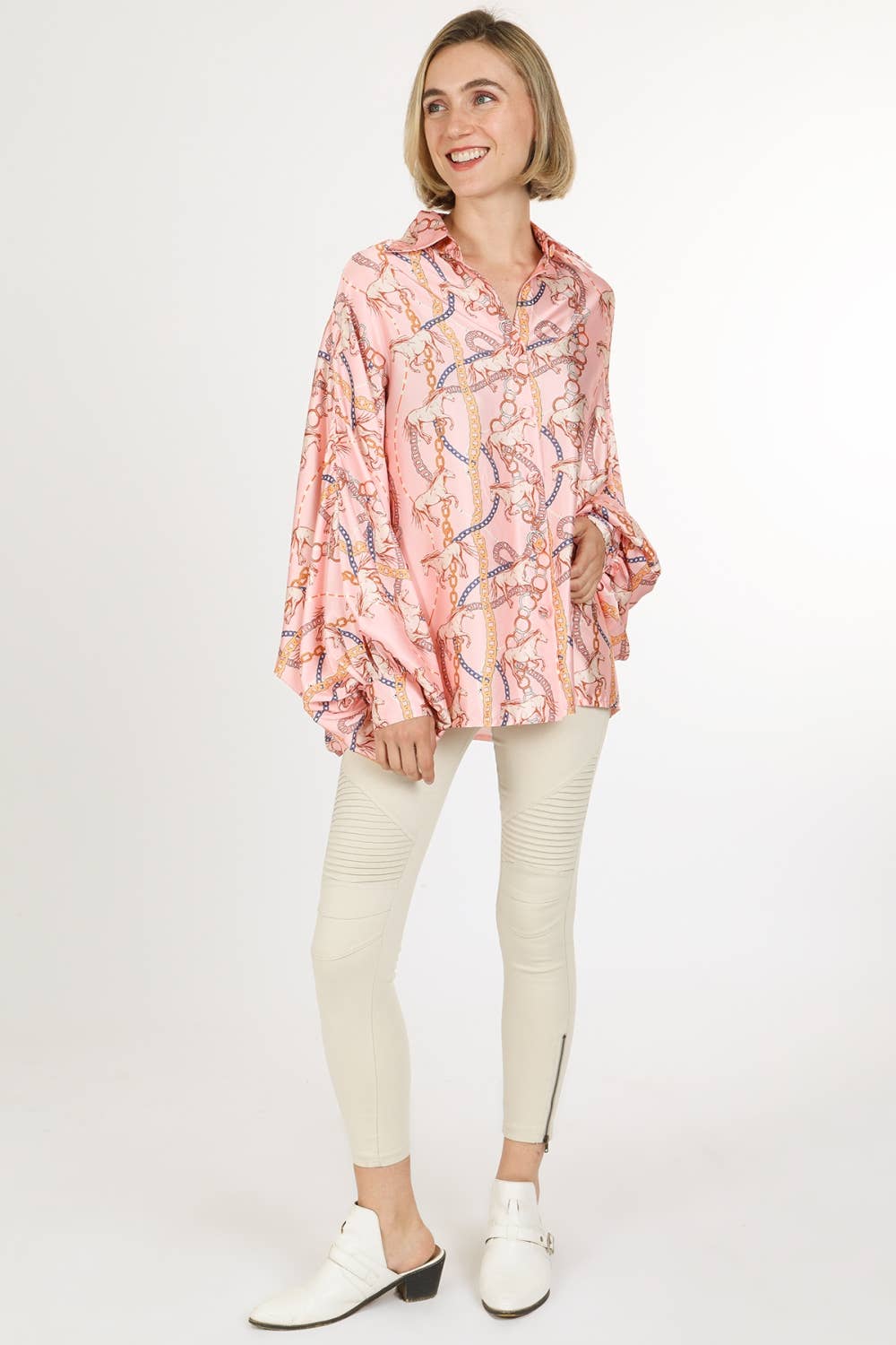 Beulah Style – Blusa - Mulher por atacado – Blusa de Cetim com Estampa de Corrente Multicolorida e Cavalo QC217410