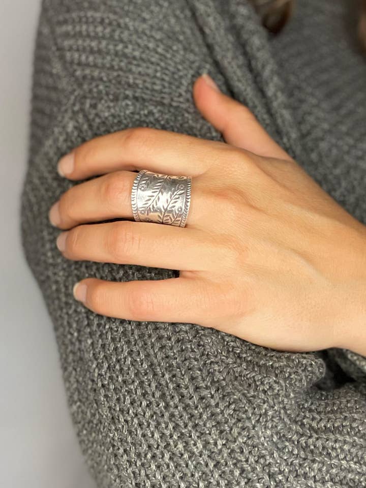 Anillo floral tribal para venta al por mayor de Zig Zag Asian Collection