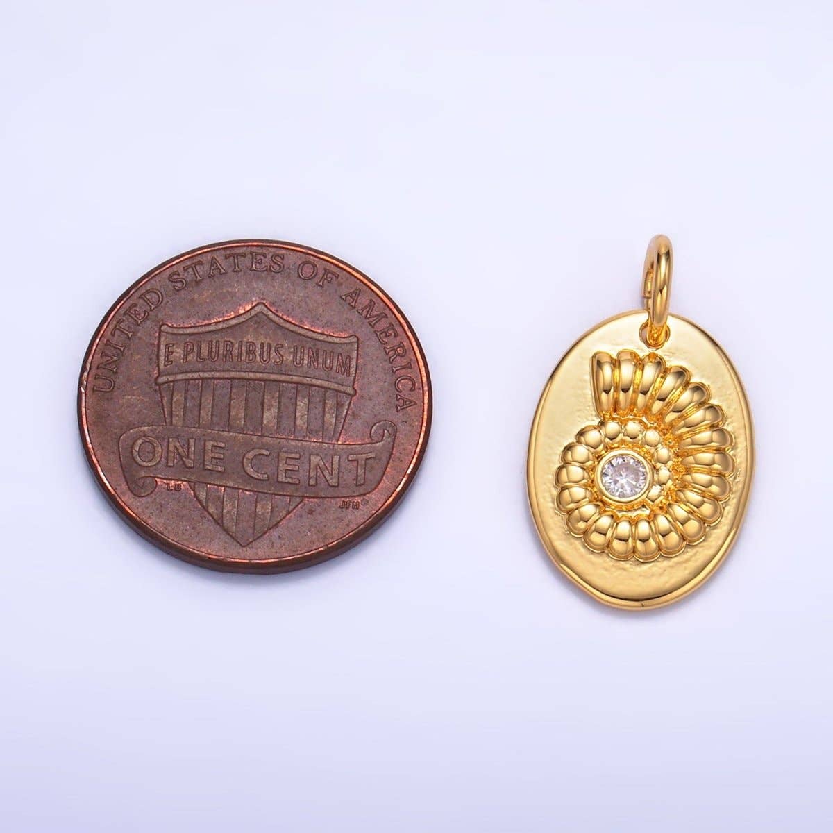 Aim Eternal - Vente Breloques/médailles personnalisées - Pendentif Coquillage Ovale en Plaqué Or 24K avec Zircon Cubique | W3202