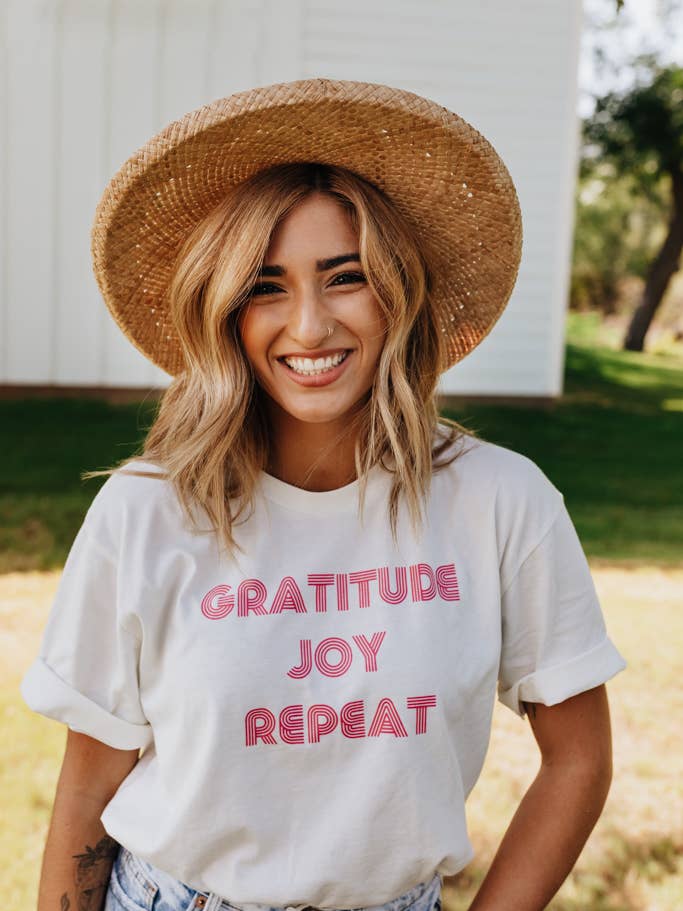 T-shirt Gratitude Joy Repeat pour la vente par Crowned Free
