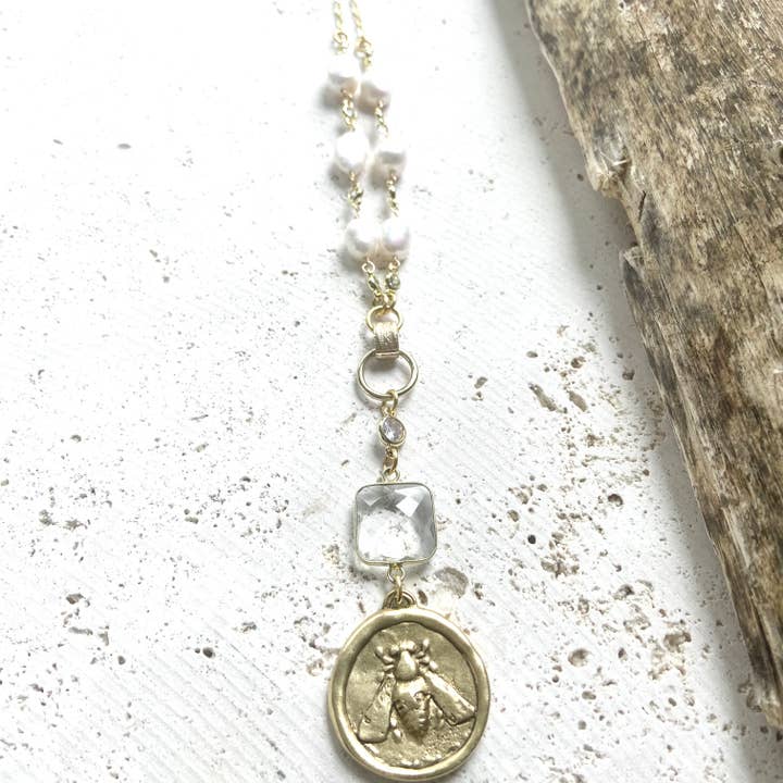 VB&CO Designs Handmade Jewelry - Vendita all'ingrosso Collana con ciondolo/pendaglio - Collana con perle di ape regina, design boutique, salone di api