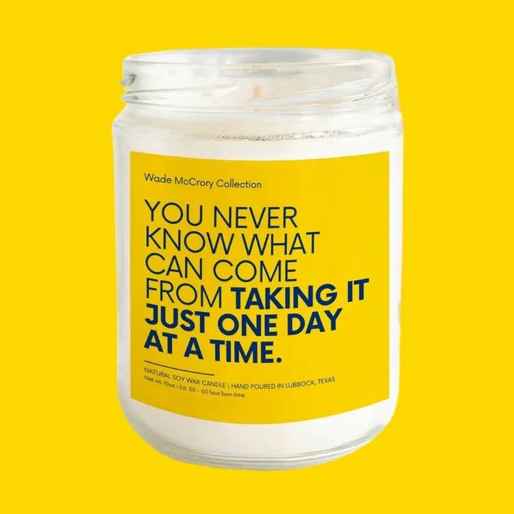 Bougie au soja à prendre un jour à la fois pour la vente par Wade McCrory Collection