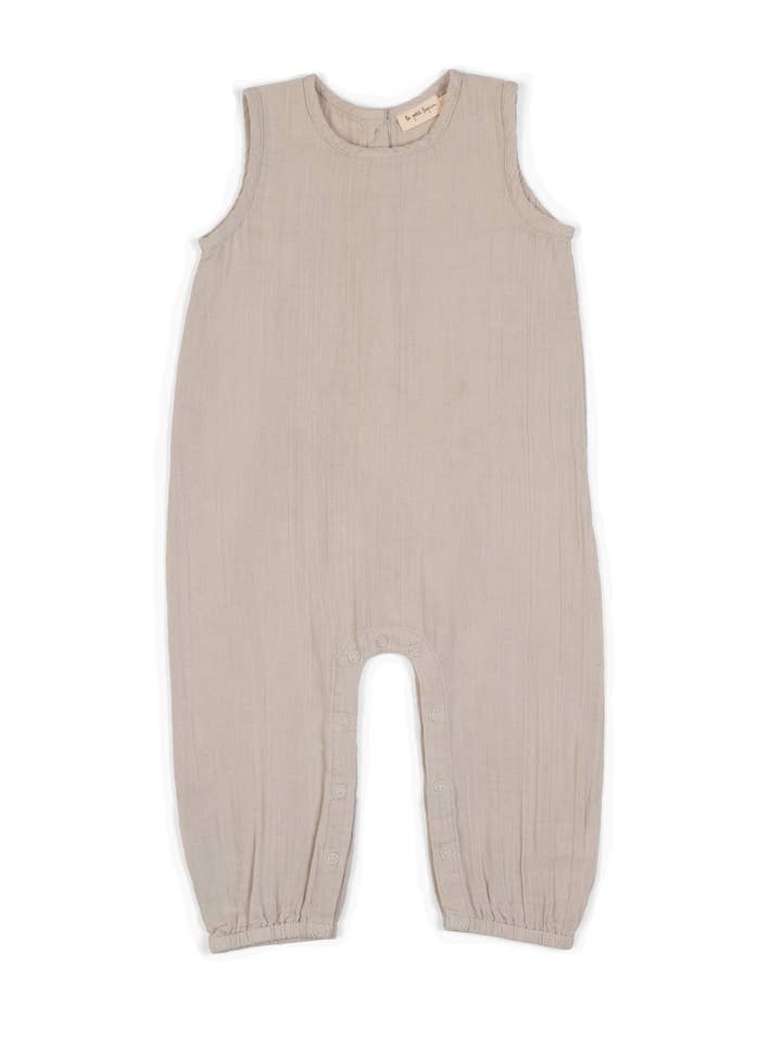 Neutrale mouwloze jumpsuit van mousseline katoen | Pewter voor wholesale door Lepela