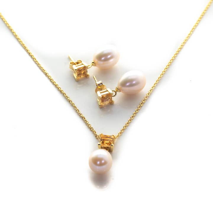 5 MM Citrien steen & 9 - 9,5 MM gekweekte zoetwaterparel oorbellen en hanger Ankara set in zilver 925 24CT verguld voor wholesale door Vayo Pearls