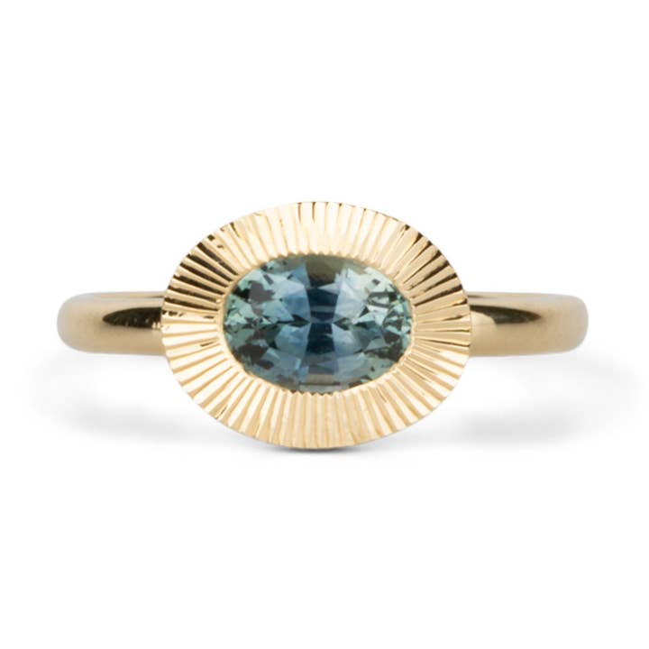 Bague de fiançailles ovale Aurora de 0,87 ct en position est-ouest - Saphir du Montana en or jaune pour la vente par Corey Egan