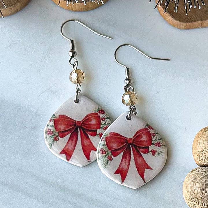 Oorbellen van polymeerklei - kerststrik en hulst voor wholesale door KIMCo.