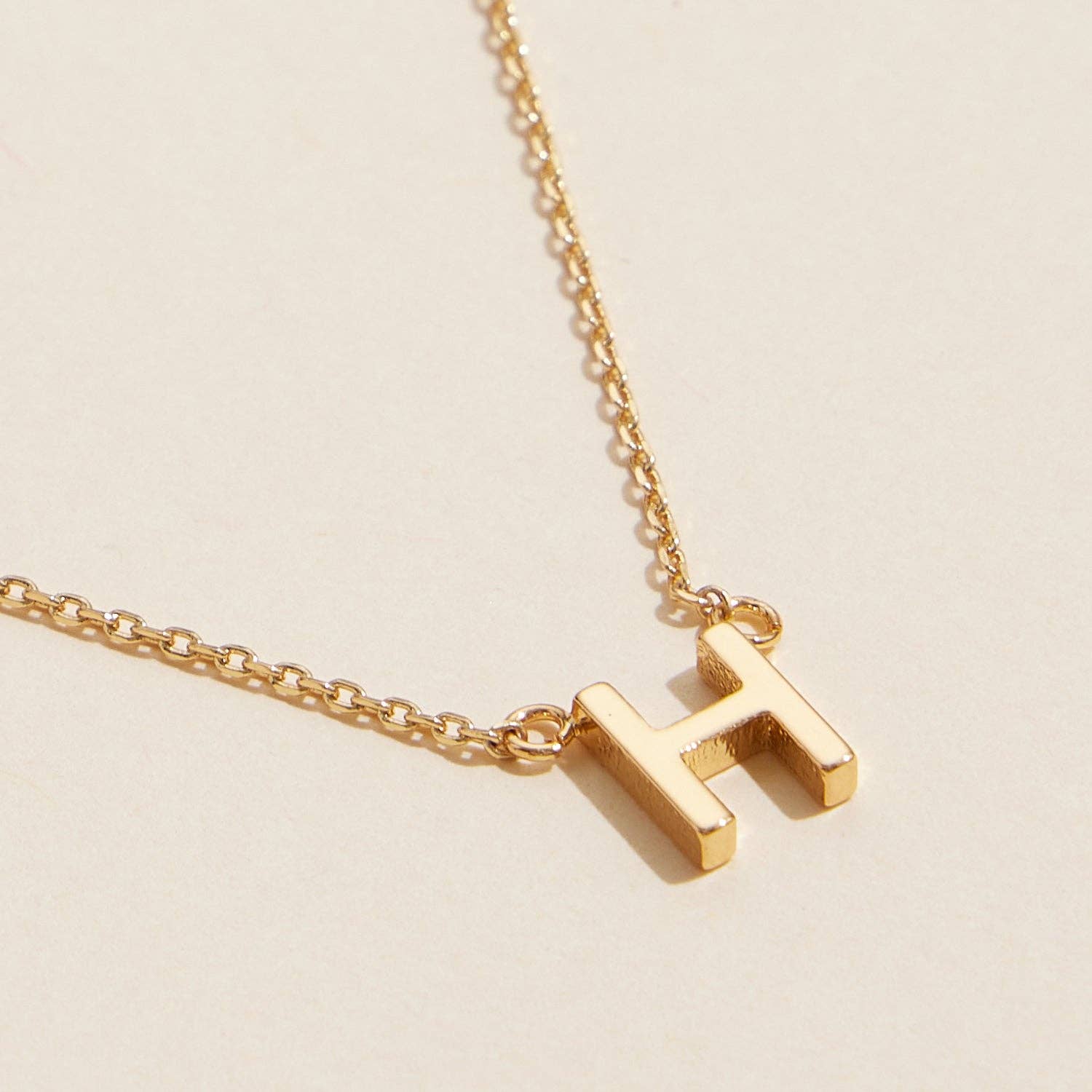 16 ACTIVOS Paquete de 16 collares dorados con abalorios metálicos con letras iniciales de venta al por mayor en Faire17