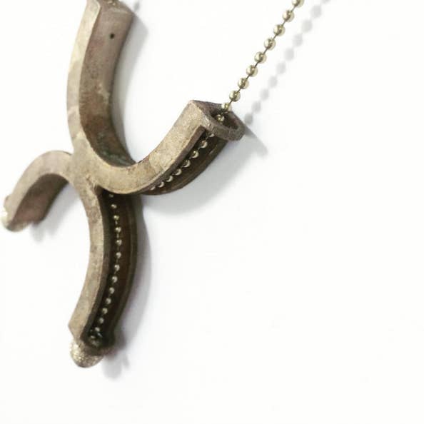 Pendelnde Halskette für den Großhandel von Metalepsis Projects