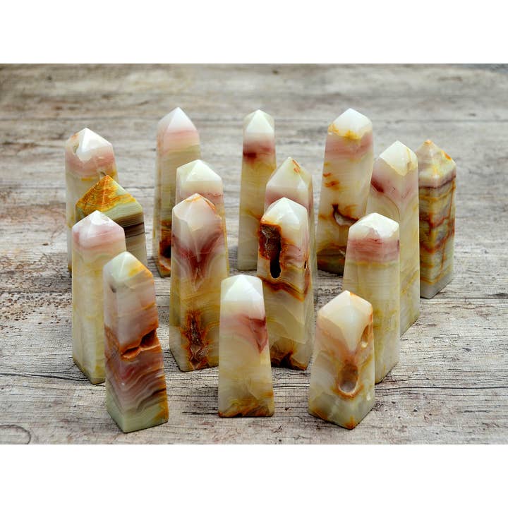 Lotto da 1 kg di obelischi in onice a bande rosa (4-7 pezzi) per la vendita all'ingrosso da parte di Kaia & Crystals