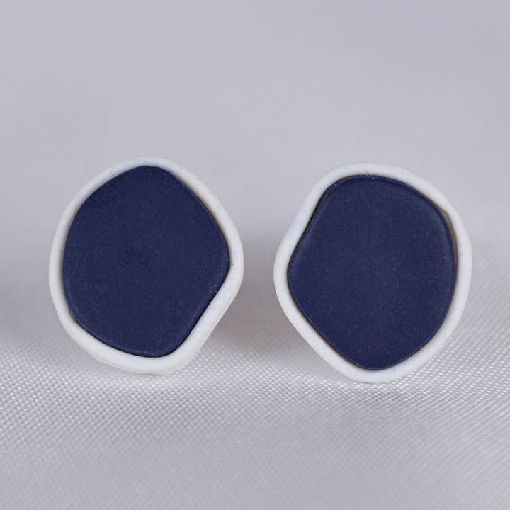 Boucles d’oreilles clous Ella bleu et blanc pour la vente par Linati Studio