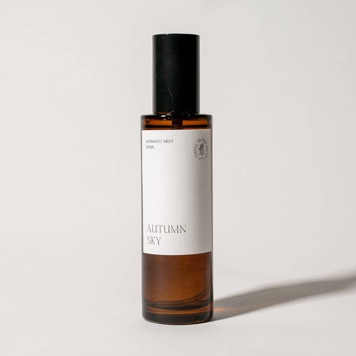 HERFSTHEMEL: GARDENIA/ZWARTE BES/YLANG-YLANG/PATCHOULI/TRUFFEL/WITTE MUSK KAMERSPRAY voor wholesale door Three More Days Collection