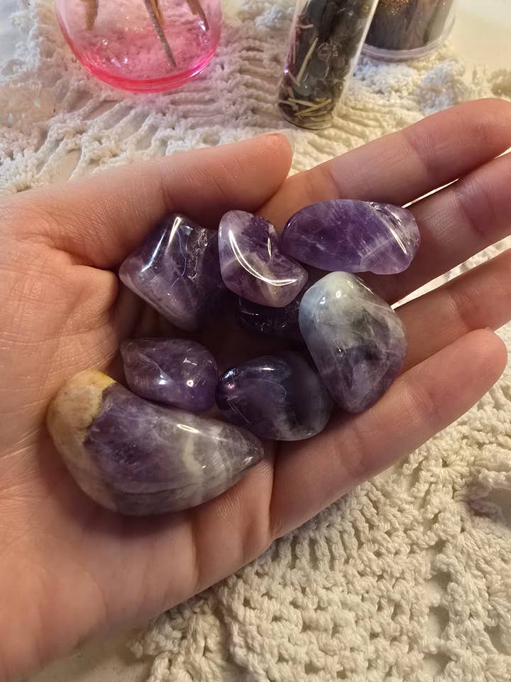 Tumble en améthyste pour la vente par Chaotic Crystal Chick Co.