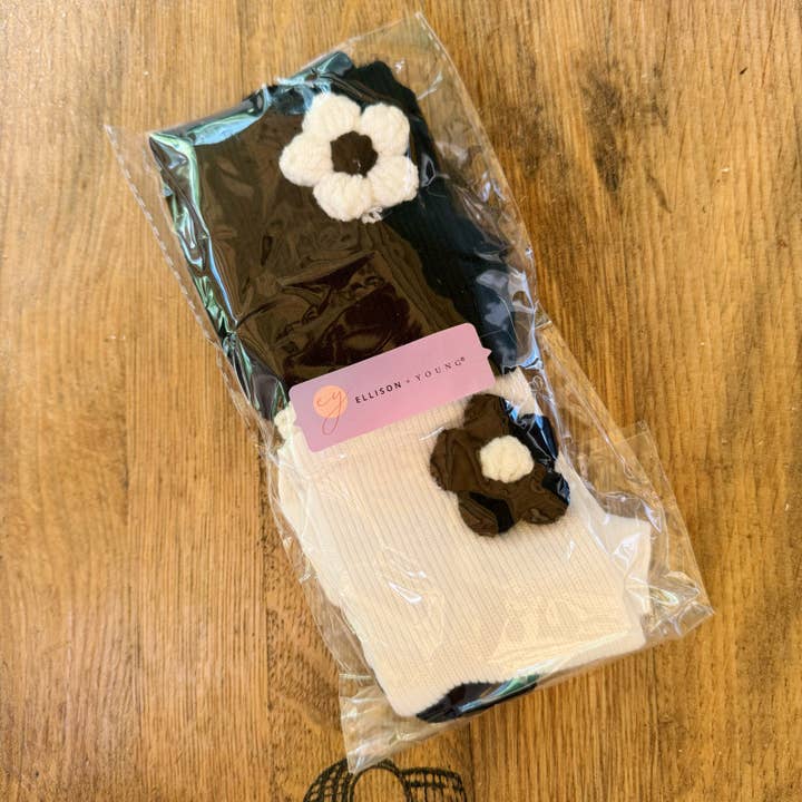 Ellison+Young - Wholesale Socks - Women's - Puffy Daisy Embellished Socks Set Of 24