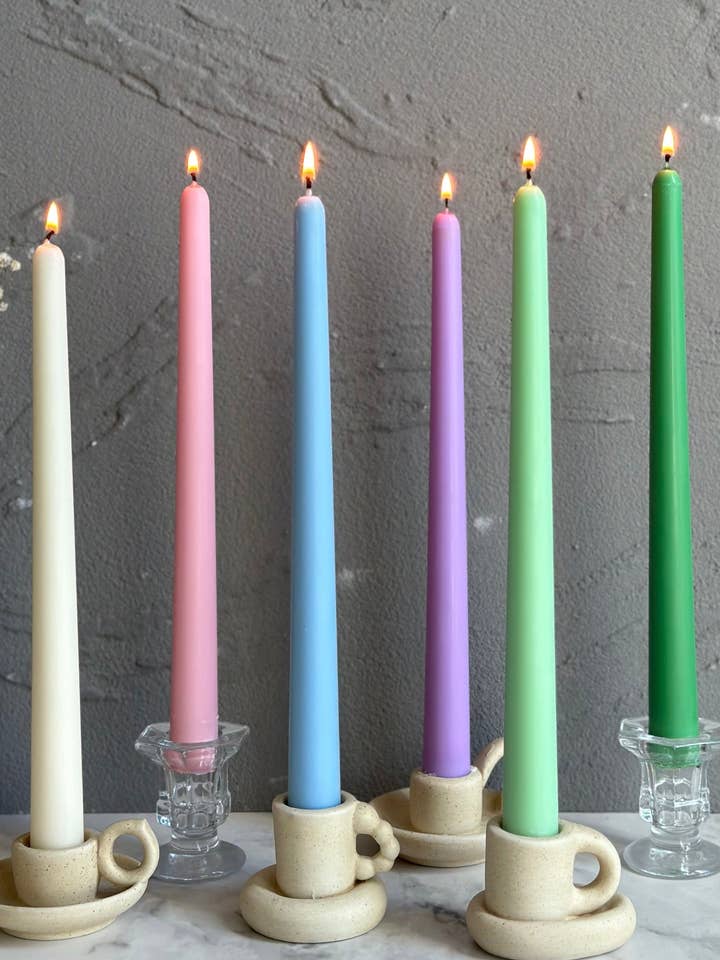 Farvede keglelys 25 cm (Et par) for engroshandel hos LA AROMA CANDLE CO.