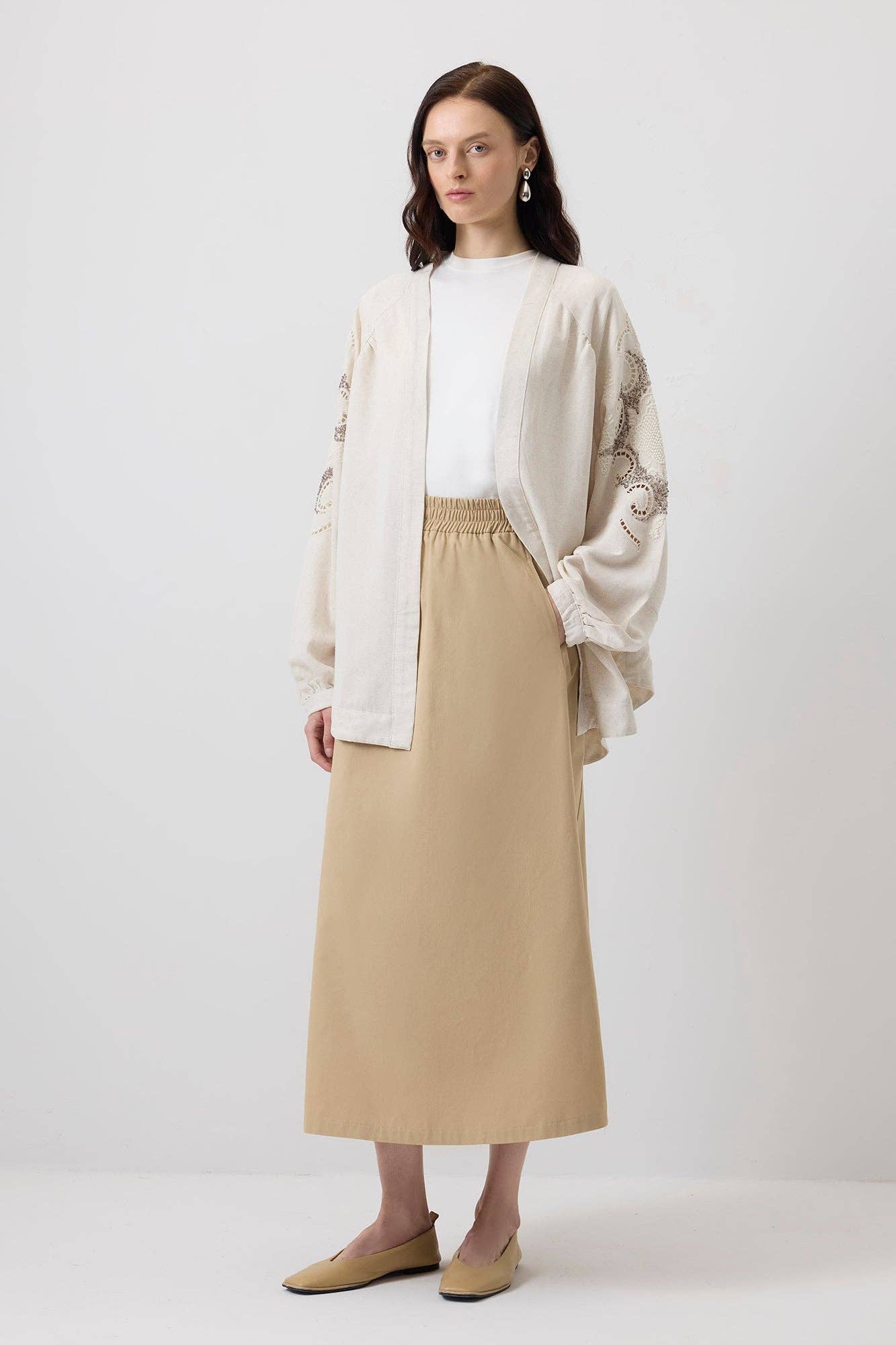 Naturel LINNESTRUKTURERAD KIMONO MED PALJETTDETALJER för wholesale på Faire1