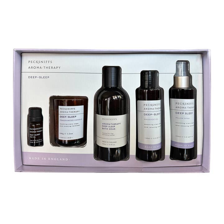 Coffret cadeau Pecksniffs Aroma : Therapy Deep-Sleep : bain, bougie, spray pour oreiller, huile de massage pour la vente par Prestige Beauty Boutique