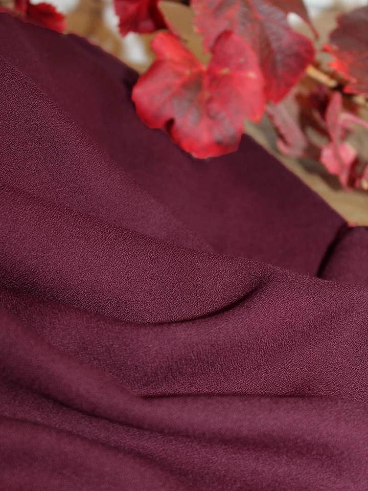 Tessuto crepe in viscosa bordeaux per la vendita all'ingrosso da parte di Eglantine et Zoé