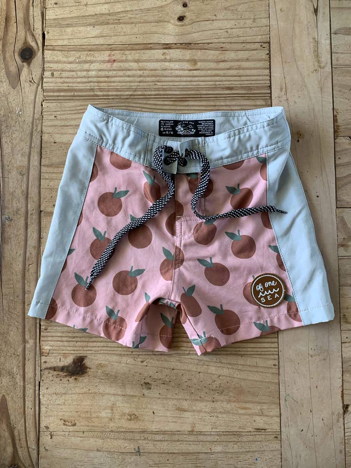 Kid's Townshort Boardshorts i Joie Inn Collab Print för wholesale av Of One Sea