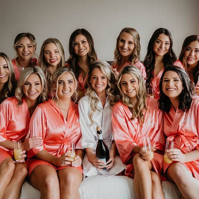 GiftsbyPR – Großhandel Bademantel – Damen – Korallenfarbener Satin-Bademantel für Brautjungfern, personalisierbare Satin-Bademäntel2