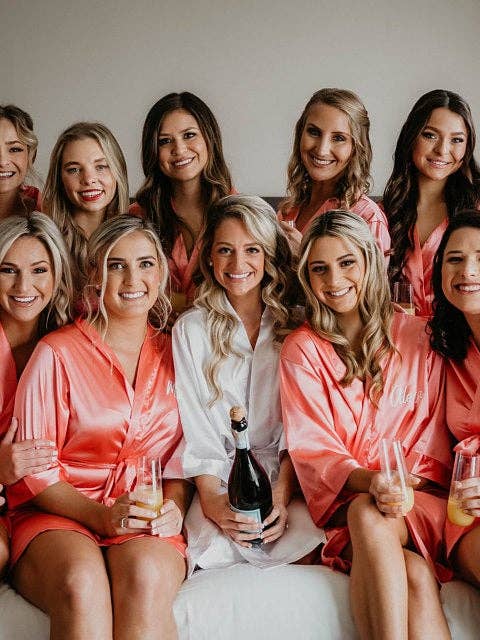 GiftsbyPR – Großhandel Bademantel – Damen – Korallenfarbener Satin-Bademantel für Brautjungfern, personalisierbare Satin-Bademäntel2