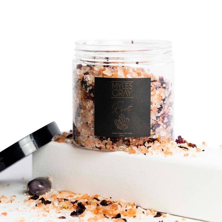 Rest | Bain de trempage infusé aux cristaux pour la vente par Myles Gray