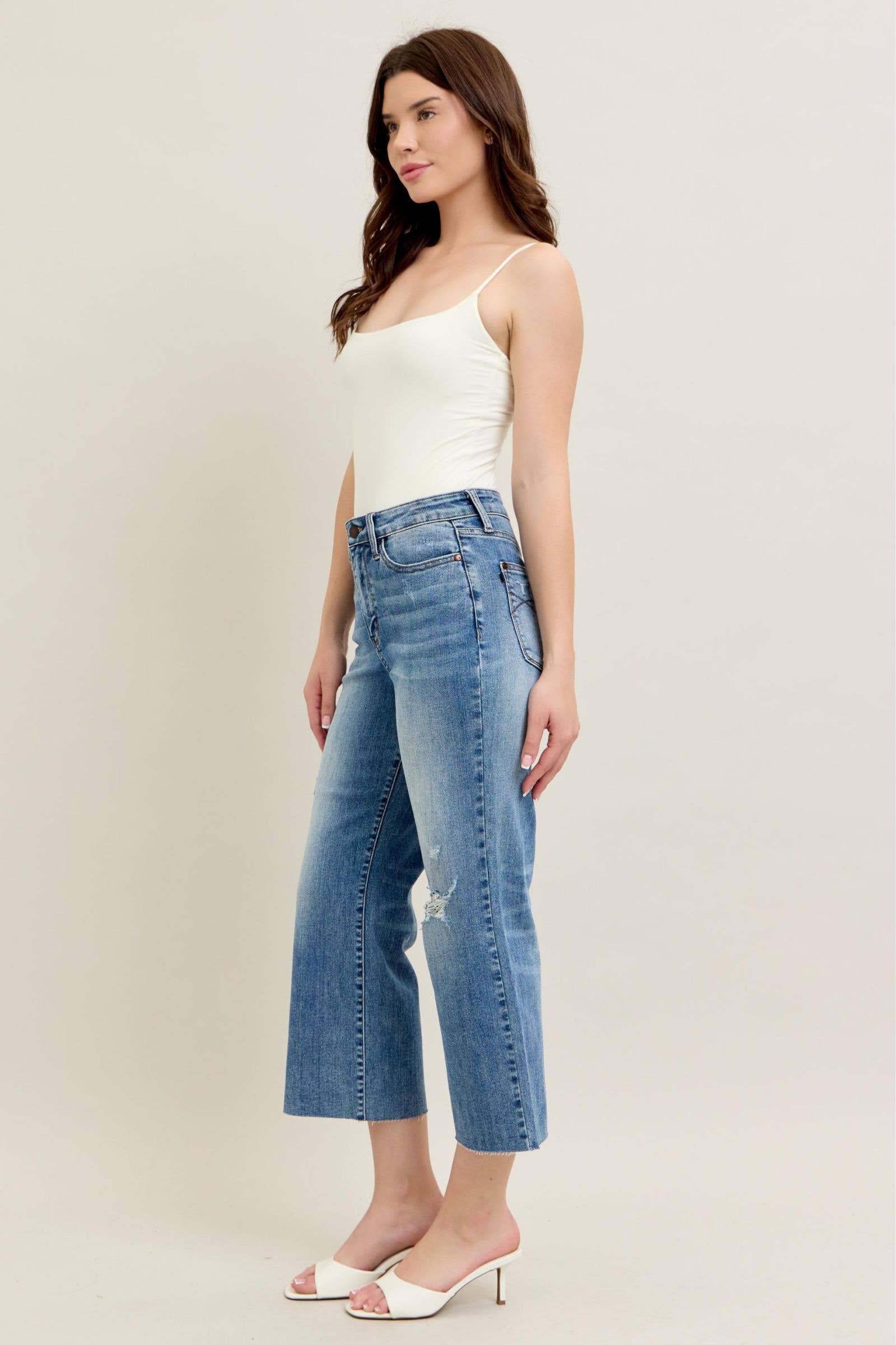 Watermelon Apparel – Großhandel Jeans – Damen – Judy Blue Hochtaillierte Rückentasche Stickerei Rohschnitt Saum Crop Weit6