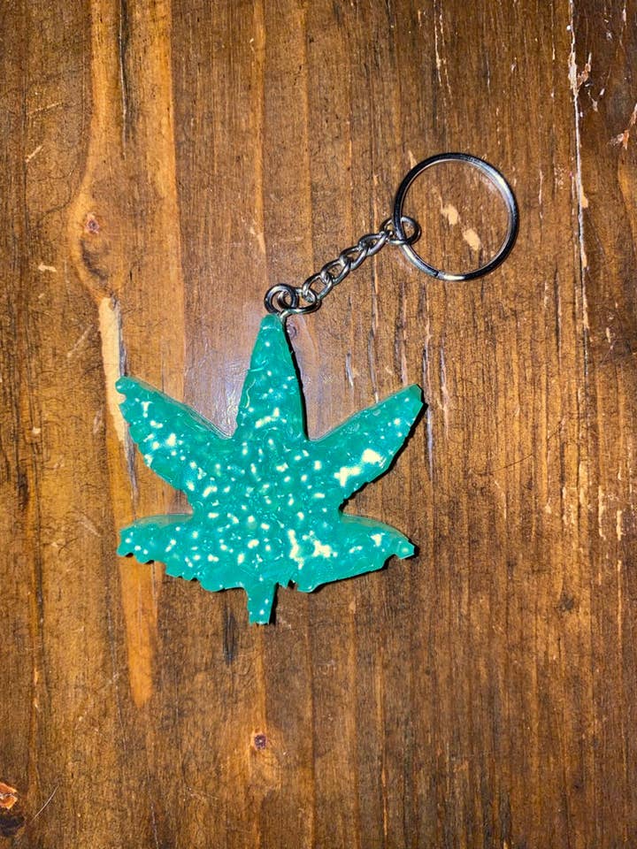 Porte-clés feuille de mauvaises herbes pour la vente par KR Kreations LLC