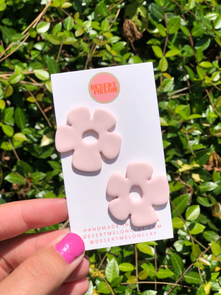 Funky Ohrstecker mit Blumenmotiv für den Großhandel von Desert Melon Clay