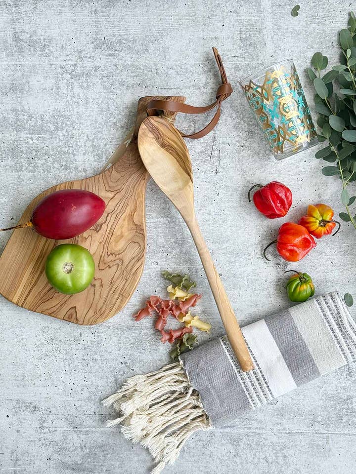 Olive Wood Paddle Skärbräda med läderrem för wholesale av Scents and Feel