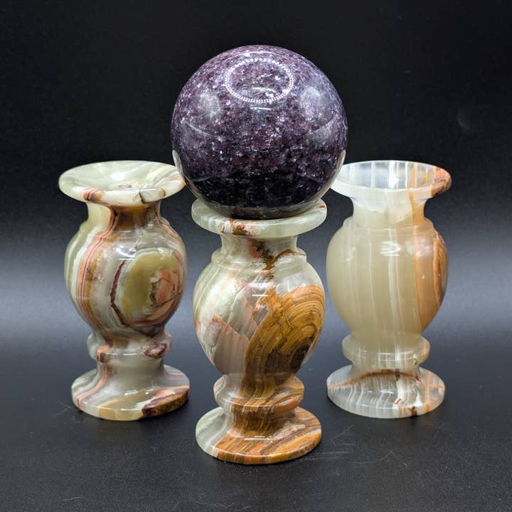 Soporte de Esfera de Pilar de Ónix Verde para venta al por mayor de The Crystal Tabby