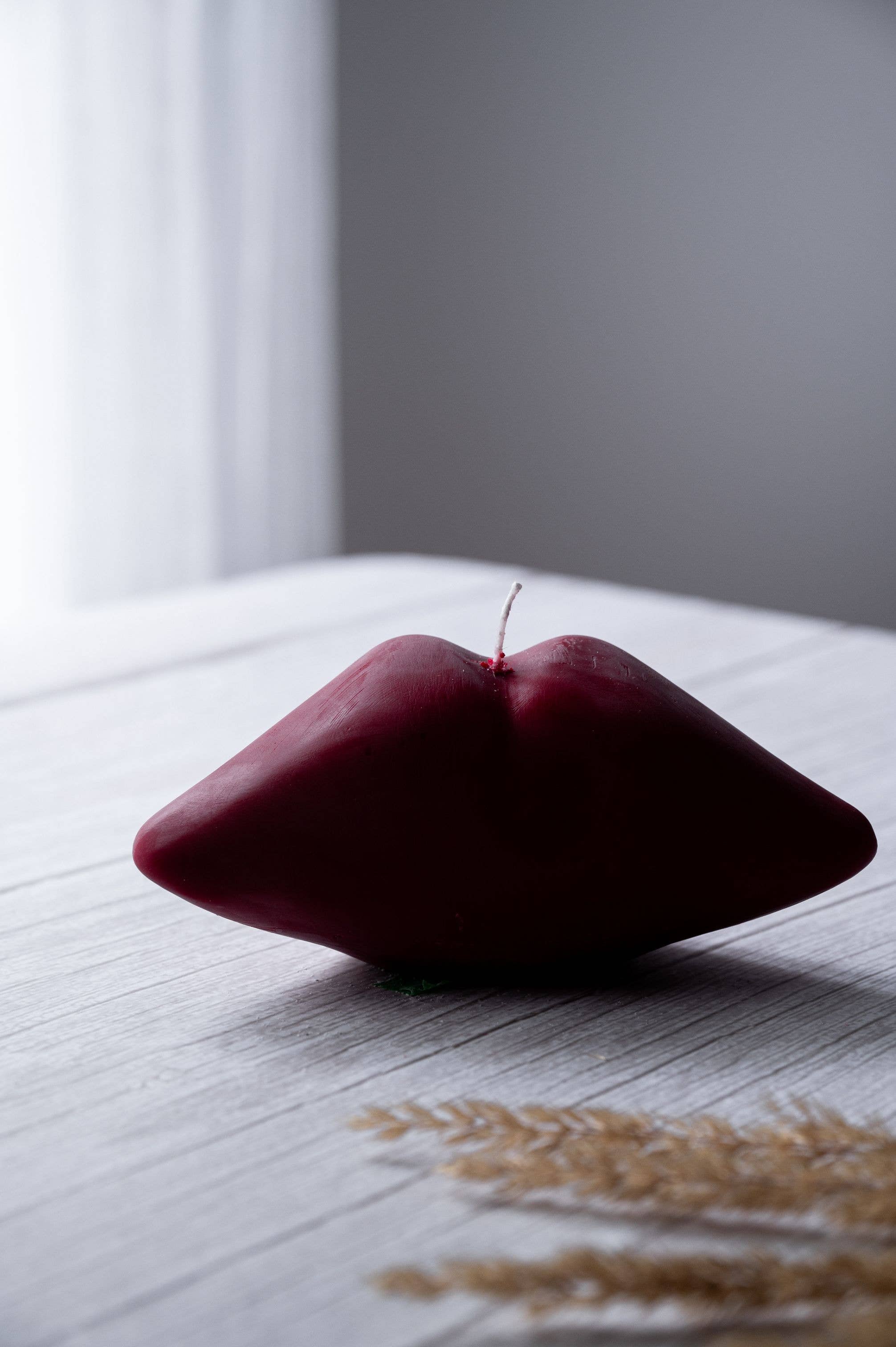 Allure CA - Wholesale Novelty Candle - Kissable Glow: Luxurious Lip-shaped Candle5