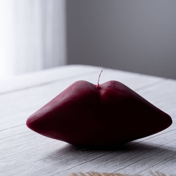 Allure CA - Wholesale Novelty Candle - Kissable Glow: Luxurious Lip-shaped Candle5