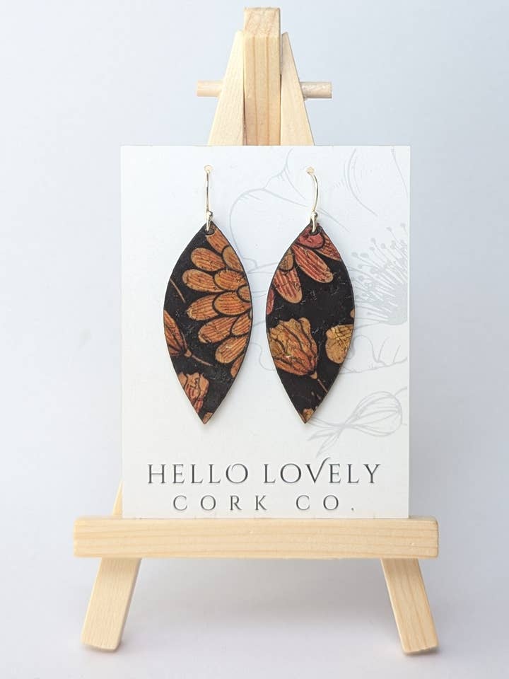 Florale Ohrringe aus schwarzem Kork - Kleines Blatt für den Großhandel von Hello Lovely Cork Co.