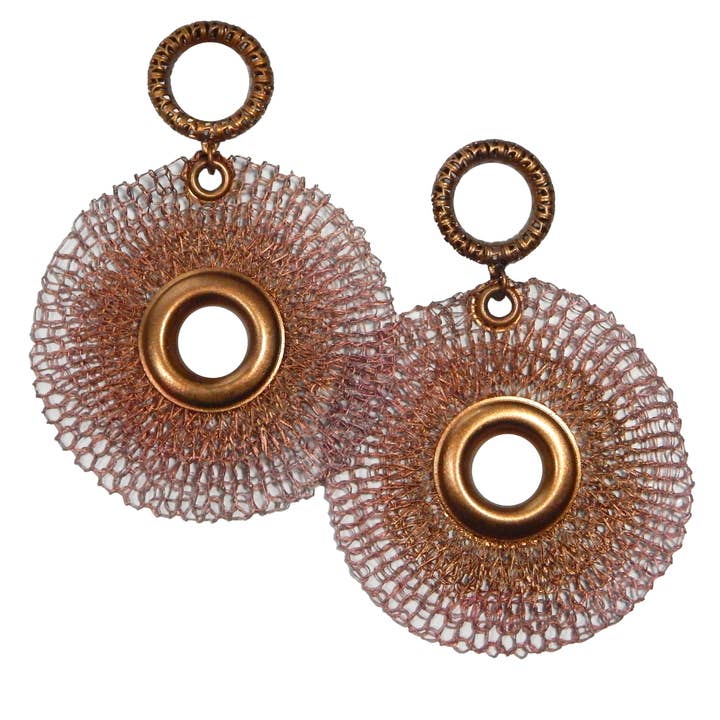 Boucles d'oreilles en tricot industriel pour la vente par Sarah Cavender Metalworks