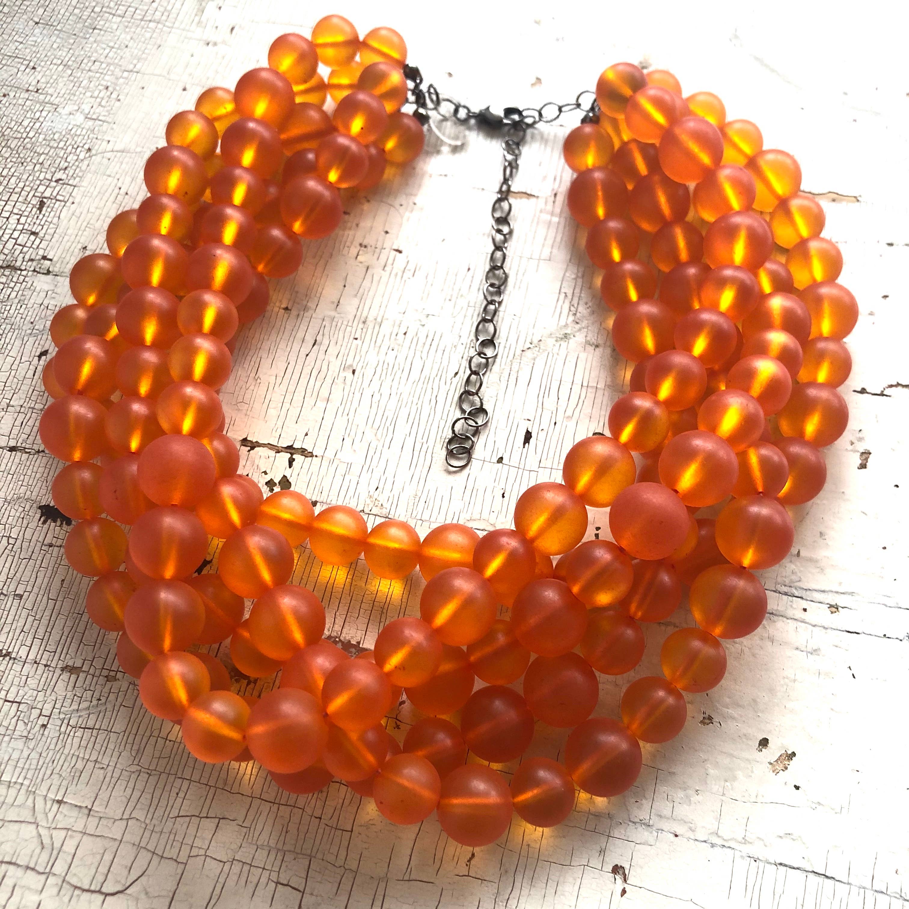 Leetie Lovendale - Vente Collier de perles - Collier Sylvie avec perles de lucite orange givré4