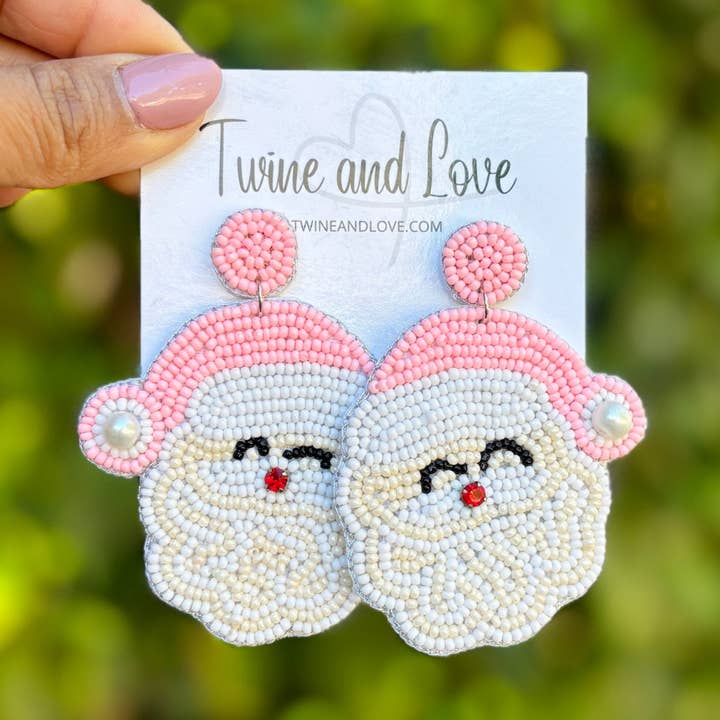 Lyserøde julemandsøreringe med perler for engroshandel hos Twine and Love