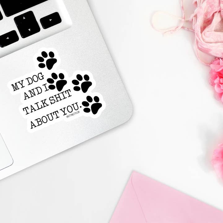 Pegatina «Mi perro y yo hablamos tonterías sobre ti» para venta al por mayor de Knotty Nest