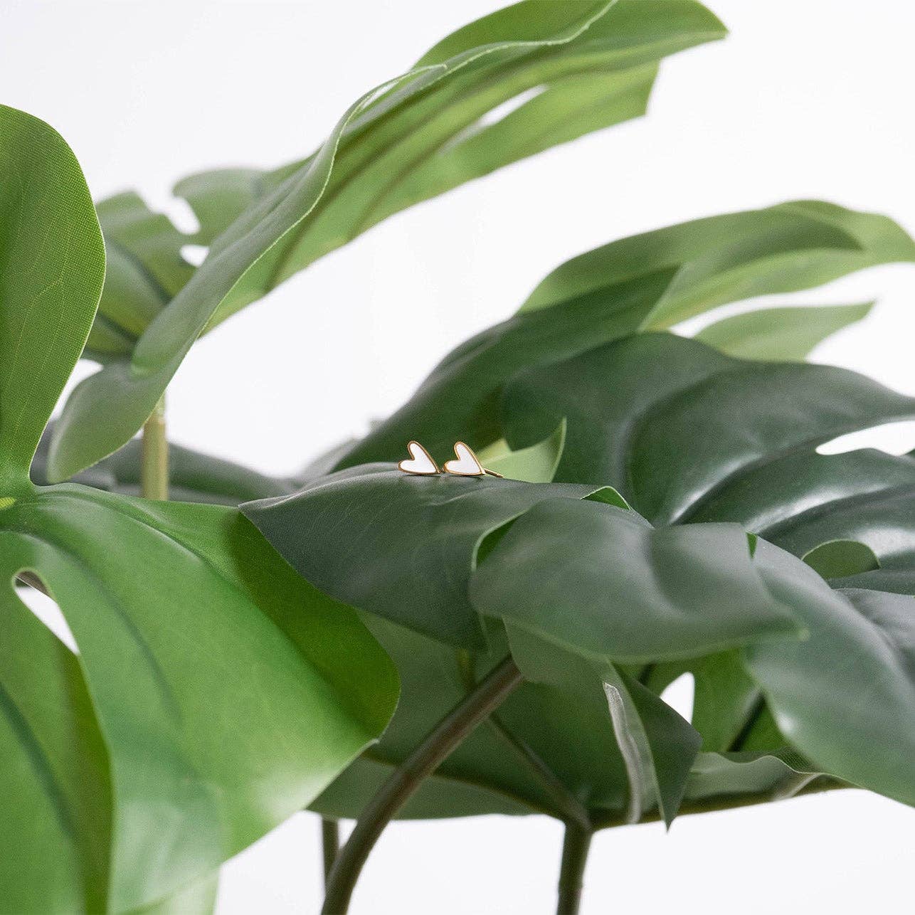 WJW - Vendita all'ingrosso Orecchini a bottone - Orecchini a perno a forma di cuore bianco in acciaio inossidabile con PVD oro 18K8