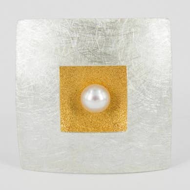 Broche de pingente de prata e pérola banhado a ouro. Formulário por atacado de Korczynski Design Jewellery