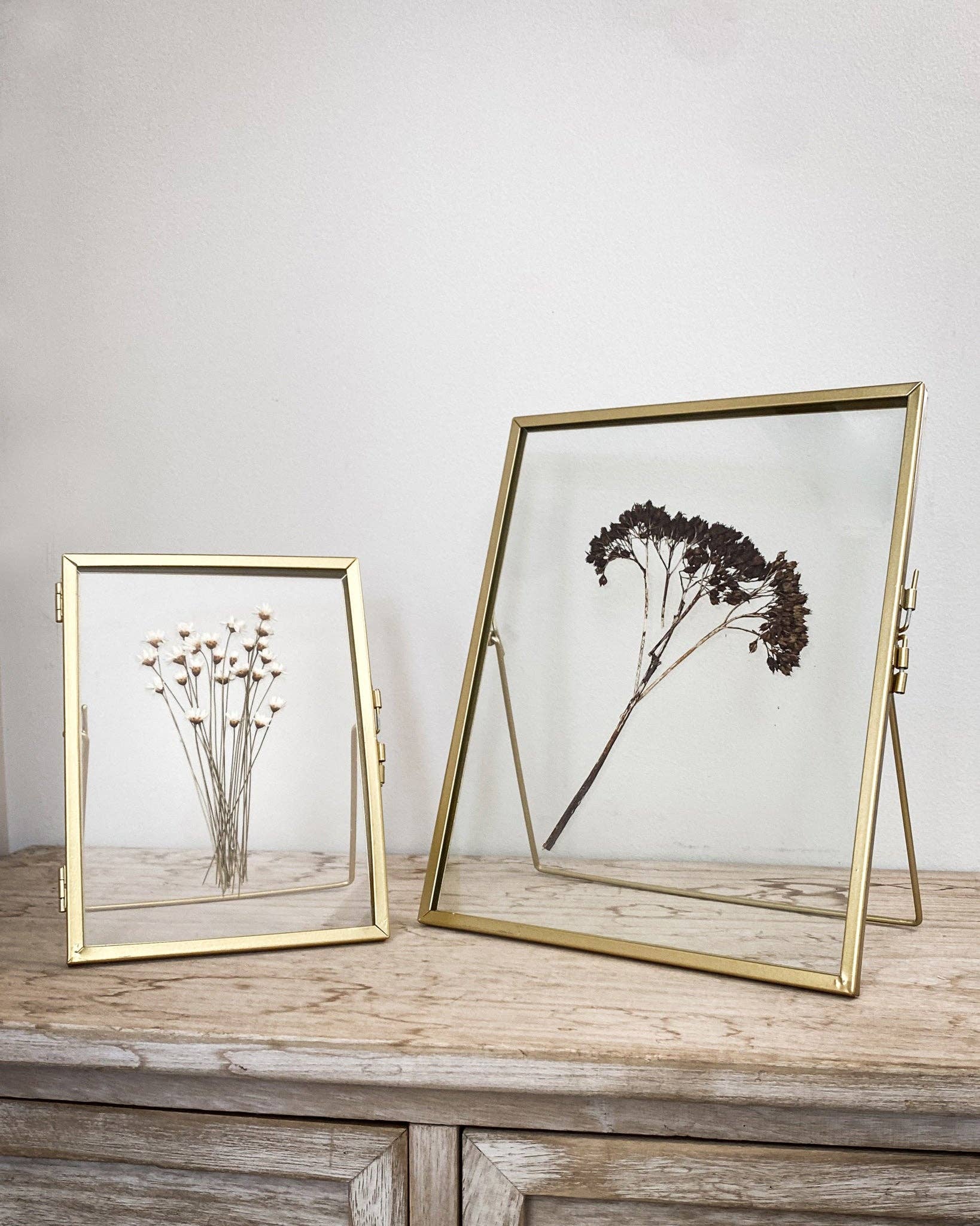 Coultura – wholesale Dried/pressed flowers – Gold Pressed Flower Frame: Natural Star Daisies - Small3