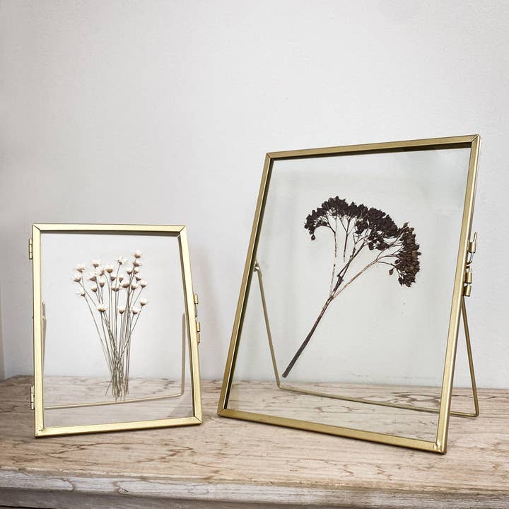 Coultura – wholesale Dried/pressed flowers – Gold Pressed Flower Frame: Natural Star Daisies - Small3