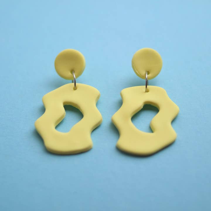 Pastelgele abstracte oorbellen voor wholesale door mary earrings studio