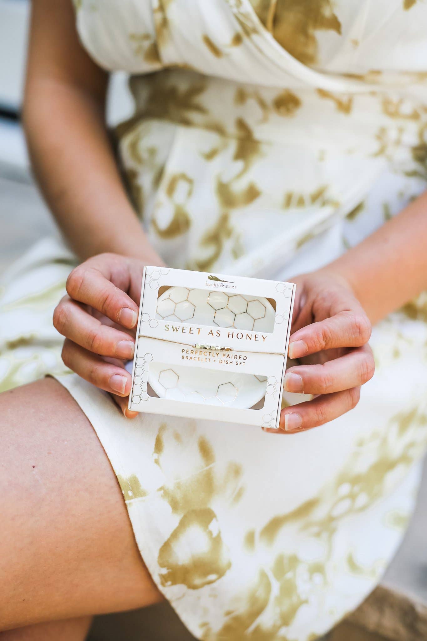 Lucky Feather - Wholesale Jewelry Set - Bracelet + Dish Set - HONEY - Rnd dish/Card Box4