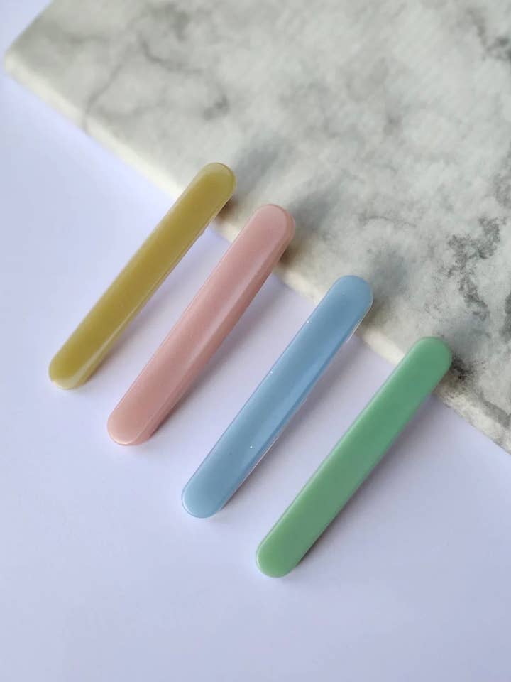 Set de 4 pasadores de resina hechos a mano en colores pastel suaves para venta al por mayor de Gleebee