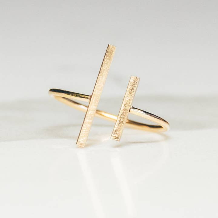 Anillo de pausa | Anillo asimétrico de barra asimétrica relleno de oro de 14 quilates para venta al por mayor de From Brooklyn With Love