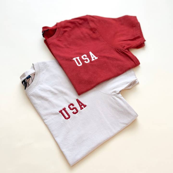 Tee Wash Acid para Adulto Bordado USA Block - Vermelho por atacado de Merce and Company