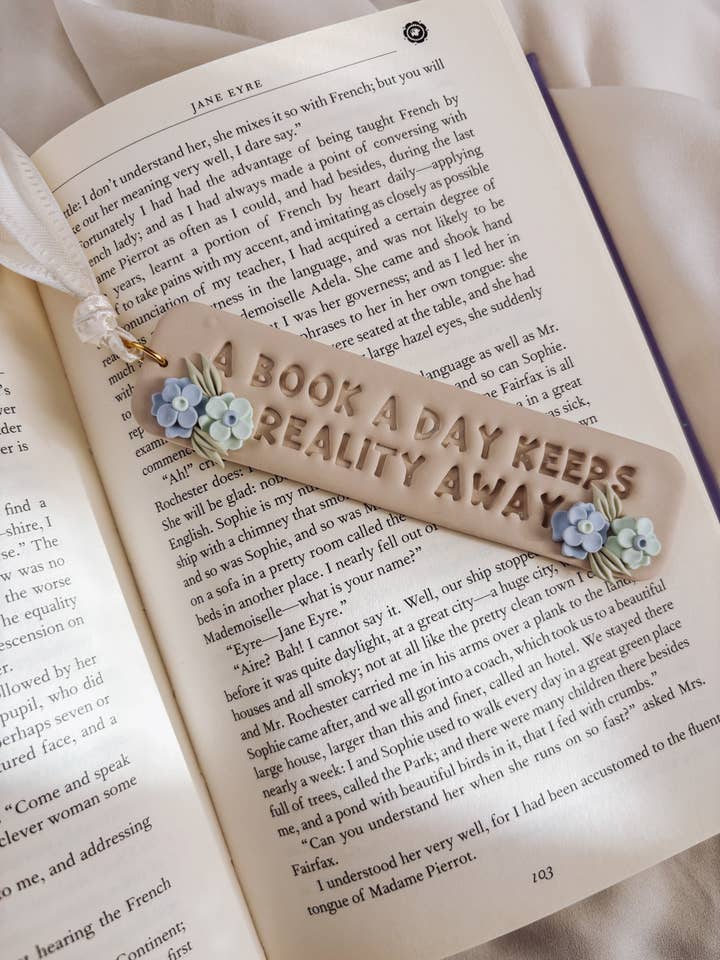 „Ein Buch am Tag hält die Realität fern“ Lesezeichen für den Großhandel von Placed by Grace