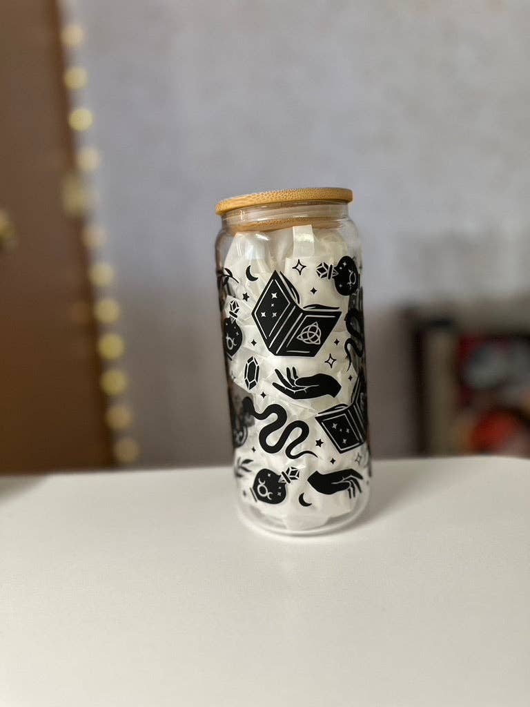 SKS Design Studio - Vendita all'ingrosso Bicchiere/tazza - Spellcraft | UVDTF | Bicchiere a forma di lattina da 20 oz Libbey con coperchio in bambù e cannuccia1