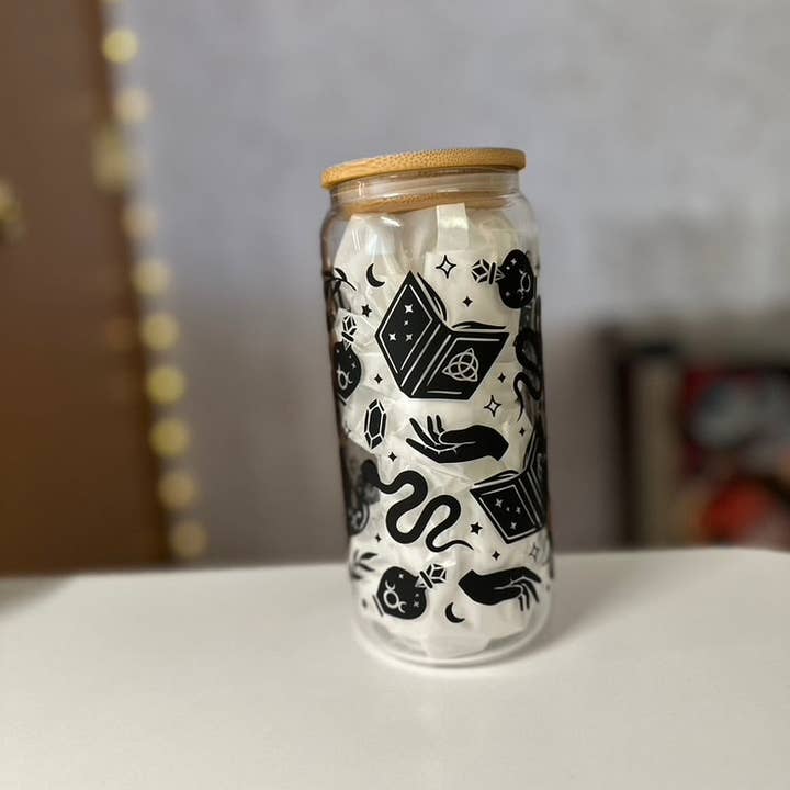 SKS Design Studio - Vendita all'ingrosso Bicchiere/tazza - Spellcraft | UVDTF | Bicchiere a forma di lattina da 20 oz Libbey con coperchio in bambù e cannuccia1