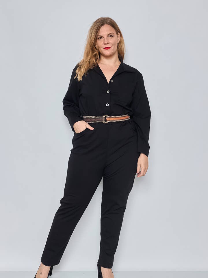 Stor Størrelse - Elegant buksedragt med bælte for engroshandel hos C'MELODIE